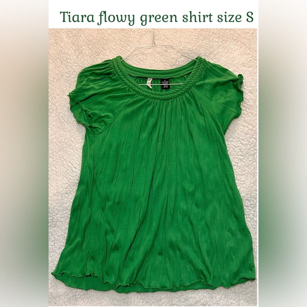 Tiara flowy green shirt size S